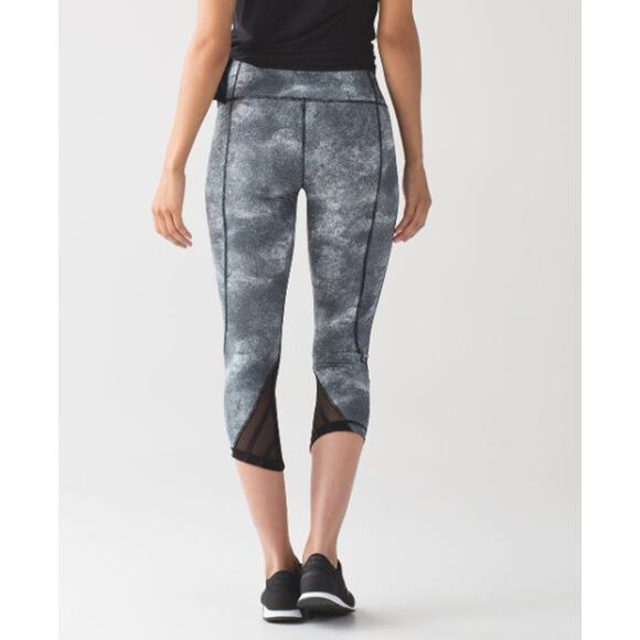 LULULEMON Essential Rhythm Crop Tight Pant Mid Rise Diffusion White Black Size 4 - Picture 3 of 13